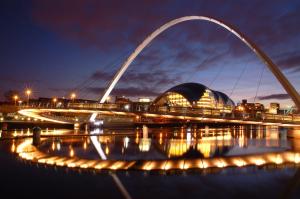 a view of the arch bridge at night at 2 Bed Apartment Sleeps 6 Modern Secure Parking + Lift in Newcastle upon Tyne