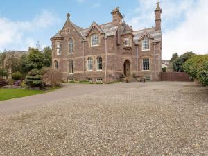 an old brick house with a gravel driveway at 1 Bed in Crieff 87497 in Crieff