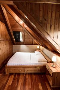 a bedroom with a bed in an attic at App Carolina in Creazzo
