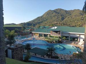 un complejo con una gran piscina frente a una montaña en Apartamento no Capivai Eco Resort Residence en Represa Capivari