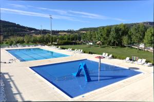 une piscine avec un toboggan au milieu dans l'établissement Casa Das Aguas Ferreas, à Estação do Mogadouro