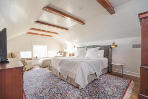 A bed or beds in a room at Clifton House - Observatory - King Suite, Sleeps 4, Mississippi River Views