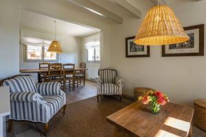 sala de estar con 2 sillas y mesa en Finca Can Romeu alojamiento rural entre viñedos en Font-Rubí