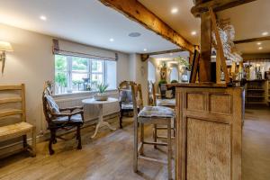 una sala da pranzo con mobili in legno e tavolo di The Grousemoor - North Wales luxury 7 bedroom holiday rental a Llandegla