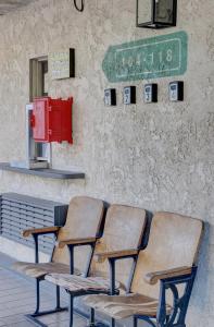 dos sillas sentadas frente a una gasolinera en The Infusion Beach Club, en Palm Springs