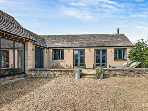 a detached house with a patio in front of it at 1 bed property in Lechlade 31912 in Lechlade