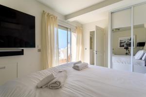 Ένα ή περισσότερα κρεβάτια σε δωμάτιο στο VILLA BELLE VUE VI4394 By Riviera Holiday Homes +50 φωτογραφίες