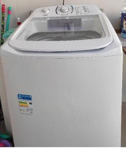 a white microwave sitting on top of a refrigerator at Geminado Ibicaré com quarto privativo em casa compartilhada in Joinville