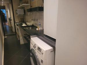 cocina con lavadora y fregadero en Suhcasa Leme Studio Confort en Río de Janeiro