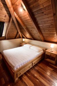 um quarto com uma cama grande num sótão em App Carolina em Creazzo