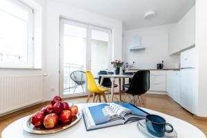 a room with a table with a plate of fruit on it at Apartament w Redłowie - Legionów in Gdynia