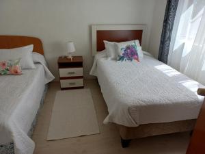 1 dormitorio con 2 camas individuales y mesita de noche en Alojamiento Rural Polita, Agroturismo y Patrimonial, en Petorca