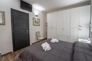 a bedroom with a bed with towels on it at Casa Iraci La Nostra Sicilia in Trapani
