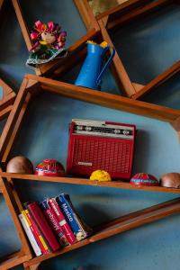 een houten plank met een radio en een aantal boeken bij Azul Cielo Hostel in Oaxaca City