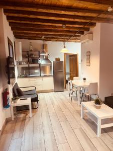Il comprend un salon avec une table et une cuisine. dans l'établissement Apartamentos Gran Via Musicales, à Madrid