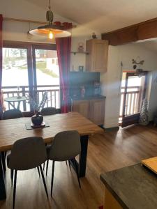 Chalet le Daim appartement 6 pers Vue Mont-Blanc的厨房或小厨房