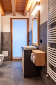 een badkamer met een wastafel en een toilet bij Antico Borgo Palue in Sottoguda