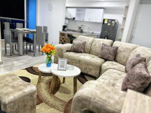 sala de estar con sofá y mesa en Habitación premium sede 3, en Ibagué