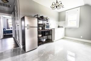 uma cozinha com um frigorífico de aço inoxidável em Comfy Micro Apartment 1BR 1 Bath close to the falls em Niagara Falls