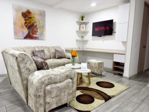 sala de estar con sofá y mesa en Habitación premium sede 3, en Ibagué