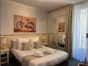 Postel nebo postele na pokoji v ubytování Logis Hôtel Belle Etoile Vichy