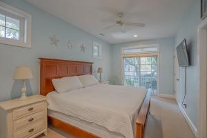 ein Schlafzimmer mit einem Bett, einer Kommode und einem TV in der Unterkunft 1009 Calhoun Street in Beaufort