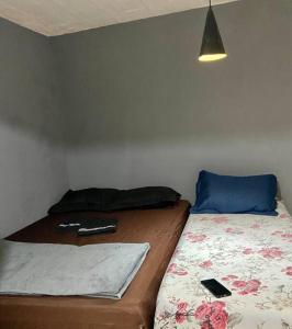 - une petite chambre avec un lit et un oreiller dans l'établissement Quarto/sala Região central, à Macaé