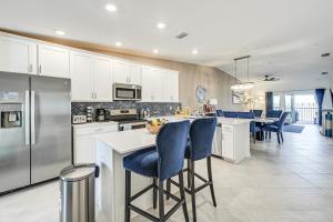 Η κουζίνα ή μικρή κουζίνα στο Pool and Golf Access Ave Maria Condo with Course View