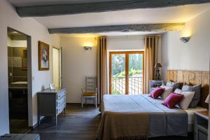 VerquièresにあるMas d'Alaure B&Bのベッドルーム1室(ピンクの枕が付いたベッド1台付)