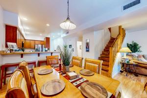 cocina y comedor con mesa de madera y sillas en The Gathering Place, en Pinetop-Lakeside