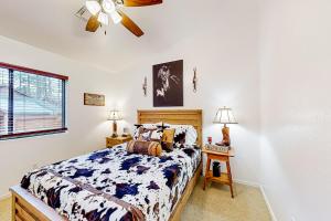 1 dormitorio con 1 cama y ventilador de techo en The Gathering Place, en Pinetop-Lakeside