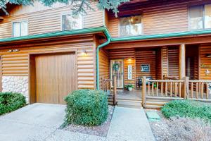 Casa de madera con garaje y porche en The Gathering Place, en Pinetop-Lakeside