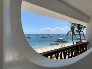 uma vista para o oceano a partir de uma varanda de uma praia em Little Mermaid Dive Resort em Malapascua