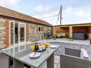 a patio with a table and chairs and a building at 2 Bed in Langport 82581 in Pitney