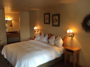 Postel nebo postele na pokoji v ubytování Linderhof Inn