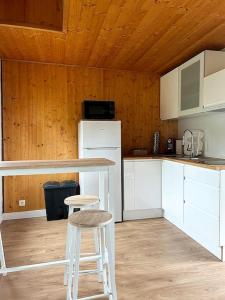 Η κουζίνα ή μικρή κουζίνα στο Chalet entièrement rénové proche Besançon