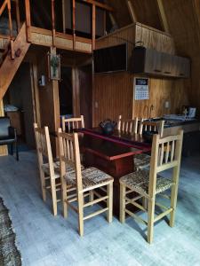 テムコにあるTravesía Rukamanque Lodgeのダイニングルーム(テーブル、椅子付)
