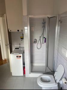 bagno con doccia e servizi igienici. di La casa di LUCA a Imola