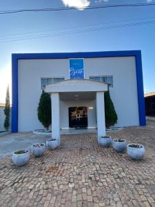 un edificio con una pared azul y blanca y algunas plantas en OSCAR BLUE MATO VERDE, en Mato Verde