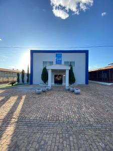 un gran edificio con una pared azul en OSCAR BLUE MATO VERDE, en Mato Verde 22 fotos más