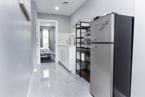 Dapur atau dapur kecil di Cozy Micro apartment Sleeps 2-3, Minutes from Falls