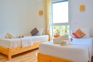 a bedroom with two beds and a window at MAMA,3 min à la plage10 min à la médina in Essaouira