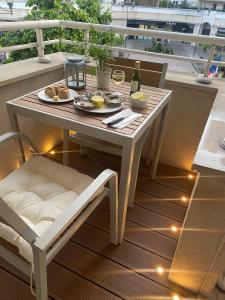 een tafel met een bord eten op een balkon bij Luxury Appartement with terasse - 15mn from Champs-Elysée in Courbevoie