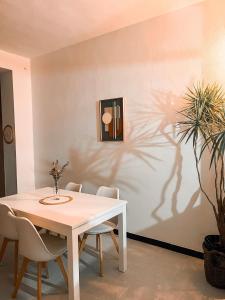 ein Esszimmer mit einem weißen Tisch und Stühlen in der Unterkunft Casa Almonte in Almonte