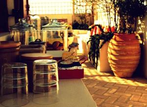 una cocina con dos taburetes y una mesa con un jarrón en La Maison Kalogera, en Mykonos ciudad