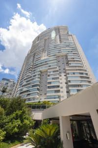 un edificio de apartamentos alto con un cielo en Apê até 6 pessoas com piscina aquecida Pinheiros São Paulo en São Paulo