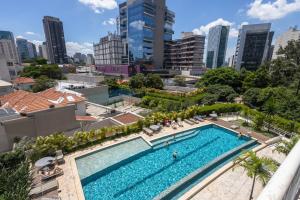 una vista aérea de una piscina en una ciudad en Apê até 6 pessoas com piscina aquecida Pinheiros São Paulo en São Paulo