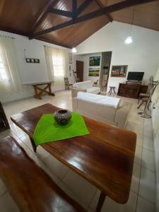 a room with a table and a living room at Quinta da Estalagem Casa Completa in Pirenópolis