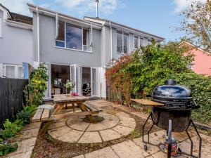 a backyard with a grill and a house at 2 Bed in Bideford 79441 in Bideford