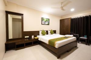 En eller flere senge i et værelse på Kedari Residency